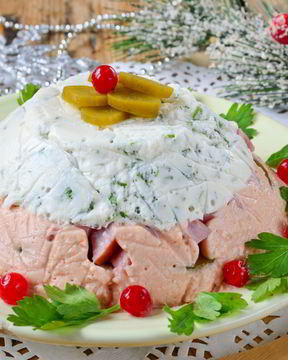 Двухцветное заливное с ветчиной и маринованными огурцами