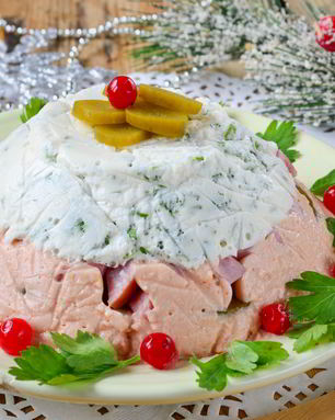 Двухцветное заливное с ветчиной и маринованными огурцами