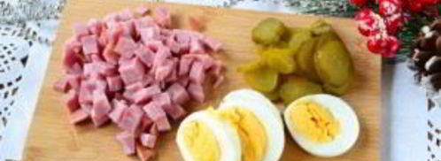 двухцветное заливное с ветчиной и маринованными огурцами. Шаг 6