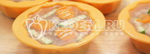 заливное из курицы новогоднее. Шаг 9