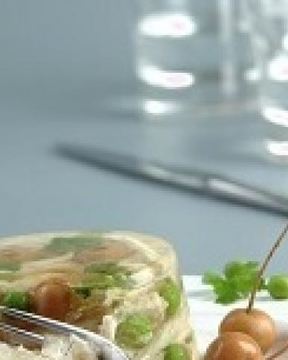 Заливное из курицы со сливами