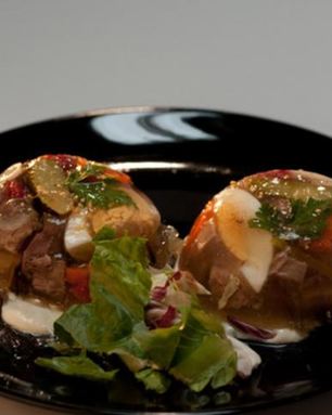 Заливное из телячьего языка с ржаным хлебом