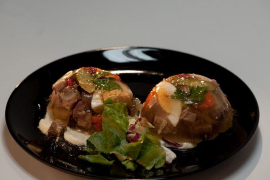 Рецепт заливного из телячьего языка с ржаным хлебом