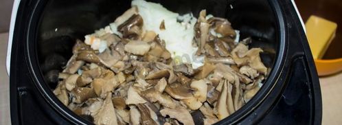 жульен в мультиварке с курицей и грибами. Шаг 8