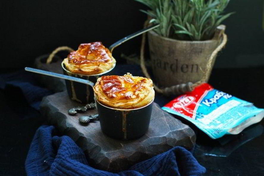 Рецепт жюльена с крышечками из слоеного теста