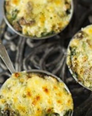 Жюльен с шампиньонами, белыми грибами и шпинатом