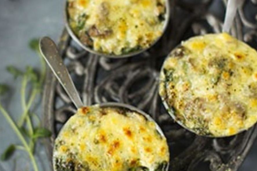 Рецепт жюльена с шампиньонами, белыми грибами и шпинатом